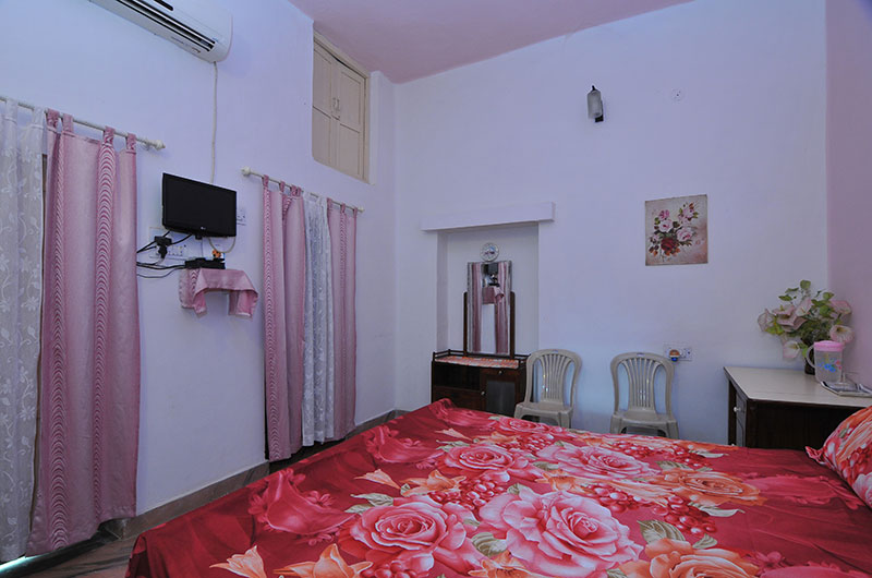 Jheelam- Pink Room-4