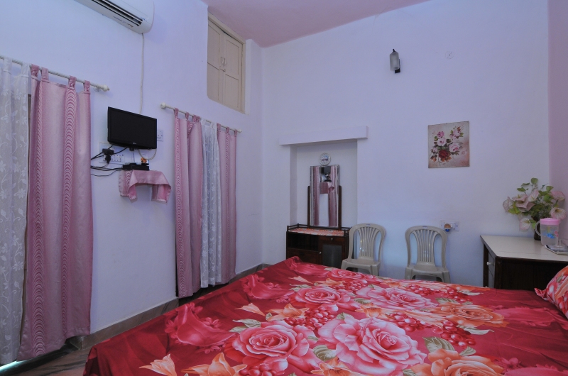 Jheelam Pink Room